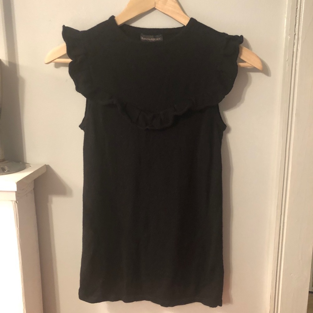Banana Republic Ruffle Top 🌿